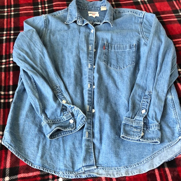 Levi's Tops - Levi’s jeans women size/boy friend fit MEDIUM